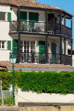 Seyahat ve yaz tatilleri, Port Grimaud, Var, Provence, French Riviera, Fransa 'daki evler, çatılar, kanallar ve teknelerin manzarası