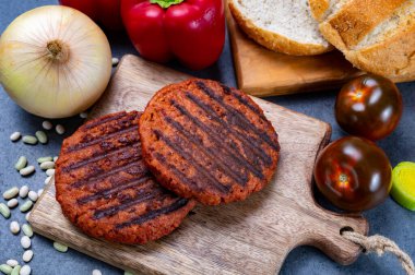 Vejetaryen bitkisinden yapılmış leziz ızgara burger kıymalı soya fasulyesi eti.