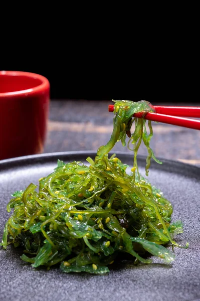日本のおいしいベジタリアンの海の幸 緑の海草わかめサラダを閉じます — ストック写真