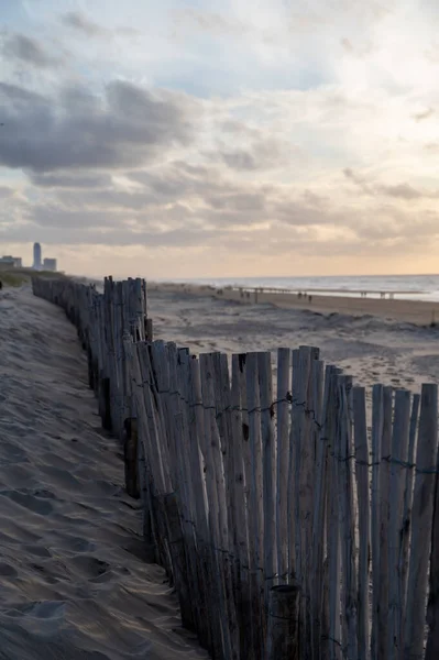 Песок Забор Широком Ветреном Пляже Северного Моря Недалеко Зандвоорта Нидерландах — стоковое фото