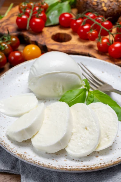 Käsekollektion Verzehr Von Weißem Italienischen Weichkäse Mozzarella Serviert Mit Roten — Stockfoto