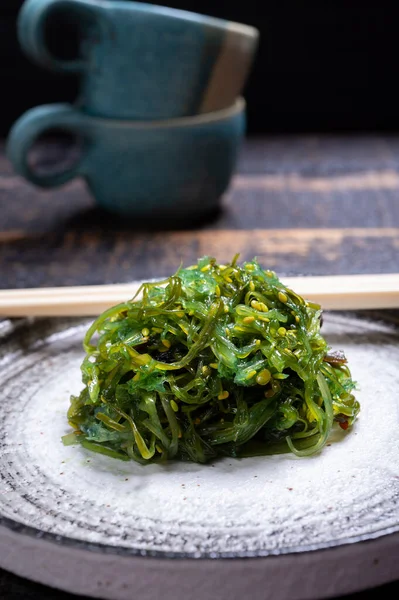 Chutné Vegetariánské Mořské Plody Japonska Zelené Řasy Wakame Salát Zblízka — Stock fotografie