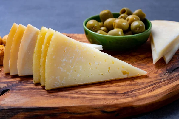 Spanish Snacks Tapas Variety Sliced Goat Sheep Manchego Cheeses Green — Stock Photo, Image