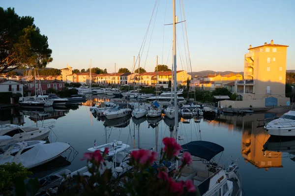 前往法国里维拉 普罗旺斯 格里莫德港的旅行和暑假目的地 参观房屋 运河和船只 — 图库照片