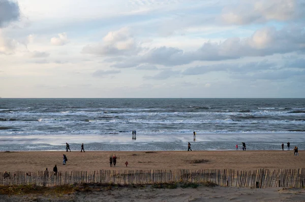 Persone Non Identificate Che Camminano Ampia Spiaggia Sabbiosa Del Mare — Foto Stock