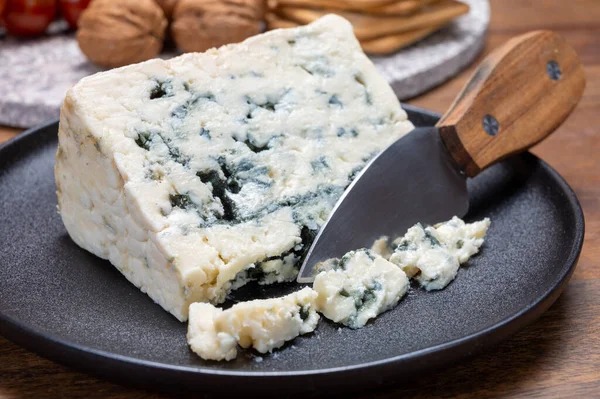 チーズコレクション フランス産ブルーチーズのロックフォール シュル スールソン フランス クローズアップ — ストック写真