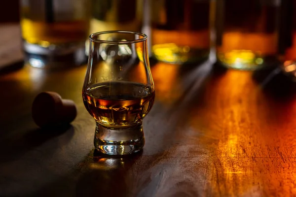 Malt viski barajı. Arka planda viski ve şişe. Yakın plan.