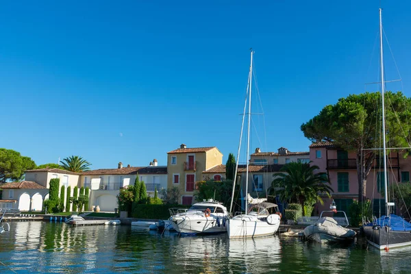 Seyahat ve yaz tatilleri, Port Grimaud, Var, Provence, French Riviera, Fransa 'daki evler, çatılar, kanallar ve teknelerin manzarası