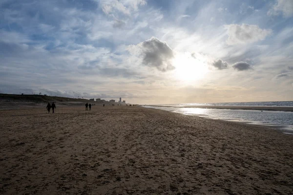 신원이 사람들이 네덜란드 북해의 모래사장을 — 스톡 사진