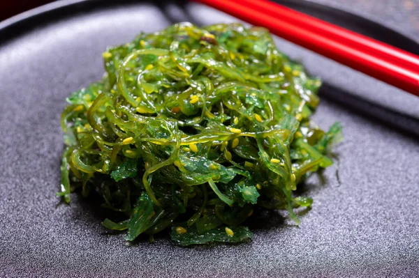 Chutné Vegetariánské Mořské Plody Japonska Zelené Řasy Wakame Salát Zblízka — Stock fotografie