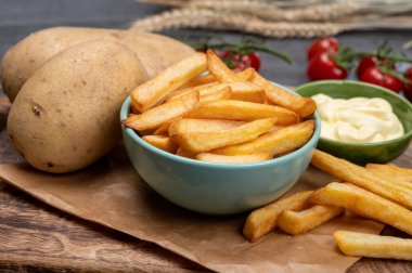 Taze patates kızartması ve Belçika mayonez sosuyla kaplanmış.