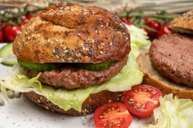 Bitki bazlı soya fasulyesi burgerinden lezzetli vejetaryen hamburger, tohumlu organik çörek ve taze sebze.