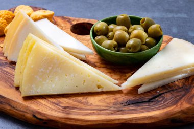 İspanyol aperatifleri tapas, dilimlenmiş keçi, koyun, manchego peyniri, yeşil zeytin, Endülüs iç kısımlarında servis edilir.