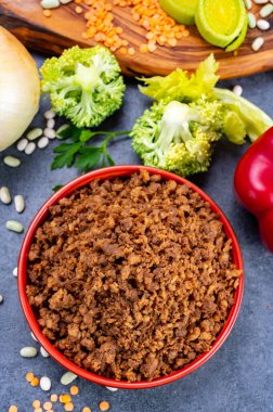 Vejetaryen bitkisinin taklit edilmiş soya fasulyesi eti yenmeye hazır.