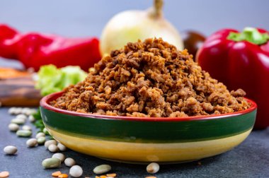 Vejetaryen bitkisinin taklit edilmiş soya fasulyesi eti yenmeye hazır.