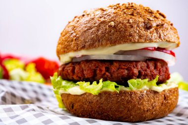 Vejetaryen bitkisinden yapılmış lezzetli hamburgerler kıyma ve taze sebzeler.