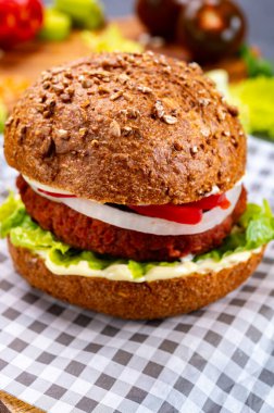 Vejetaryen bitkisinden yapılmış lezzetli hamburgerler kıyma ve taze sebzeler.