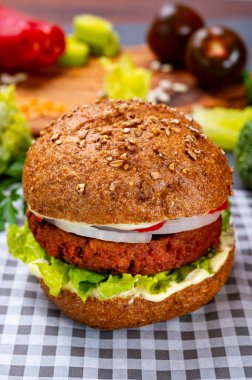 Vejetaryen bitkisinden yapılmış lezzetli hamburgerler kıyma ve taze sebzeler.