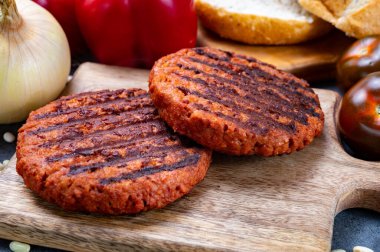 Vejetaryen bitkisinden yapılmış leziz ızgara burger kıymalı soya fasulyesi eti.