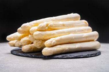 Yüksek kalite taze Hollanda beyaz kuşkonmaz pişirmeye hazır.