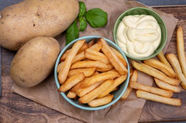 Taze patates kızartması ve Belçika mayonez sosuyla kaplanmış.
