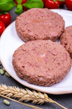 Sağlıklı vejetaryen yemeği, çiğ bitki bazlı soya fasulyesi burgeri pişirmeye hazır.