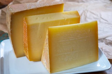 Peynir koleksiyonu, Fransız kontu ve İsviçre gruyere peynirleri kapanıyor.