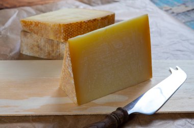 Peynir koleksiyonu, Fransız kontu ve İsviçre gruyere peynirleri kapanıyor.