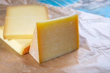 Peynir koleksiyonu, Fransız kontu ve İsviçre gruyere peynirleri kapanıyor.