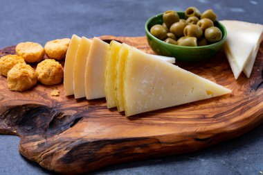 İspanyol aperatifleri tapas, dilimlenmiş keçi, koyun, manchego peyniri, yeşil zeytin, Endülüs iç kısımlarında servis edilir.