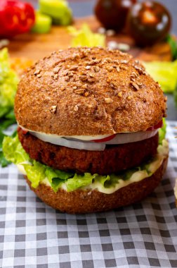 Vejetaryen bitkisinden yapılmış lezzetli hamburgerler kıyma ve taze sebzeler.