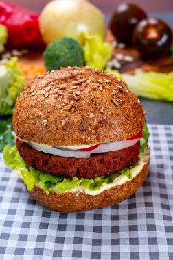 Vejetaryen bitkisinden yapılmış lezzetli hamburgerler kıyma ve taze sebzeler.