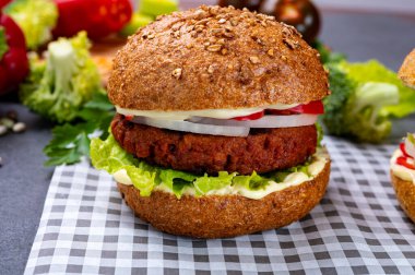 Vejetaryen bitkisinden yapılmış lezzetli hamburgerler kıyma ve taze sebzeler.