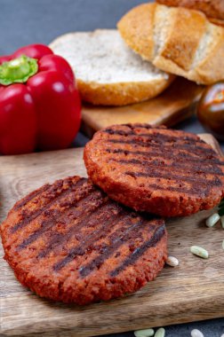 Vejetaryen bitkisinden yapılmış leziz ızgara burger kıymalı soya fasulyesi eti.