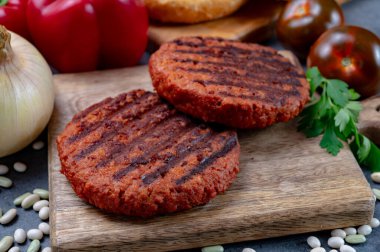 Vejetaryen bitkisinden yapılmış leziz ızgara burger kıymalı soya fasulyesi eti.