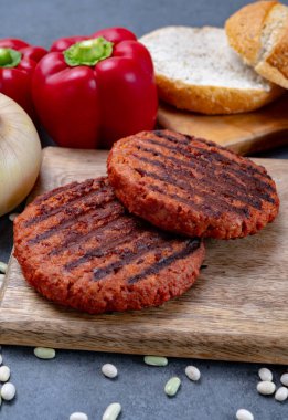 Vejetaryen bitkisinden yapılmış leziz ızgara burger kıymalı soya fasulyesi eti.