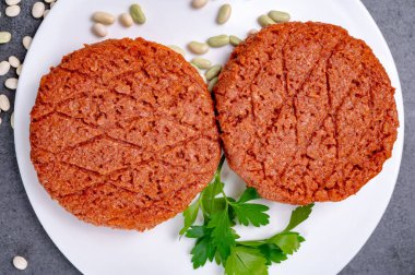 Pişmemiş lezzetli hamburger vejetaryen bitkisel taklit soya fasulyesi eti ızgara için hazır.