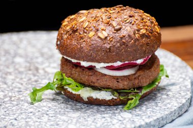 Kızarmış sağlıklı sebzeli vejetaryen hamburgerler, etsiz burgerler ve taze sebzeler.