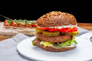 Kızarmış sağlıklı sebzeli vejetaryen hamburgerler, etsiz burgerler ve taze sebzeler.