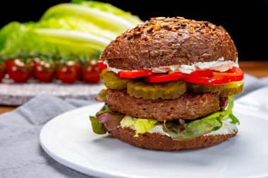 Kızarmış sağlıklı sebzeli vejetaryen hamburgerler, etsiz burgerler ve taze sebzeler.