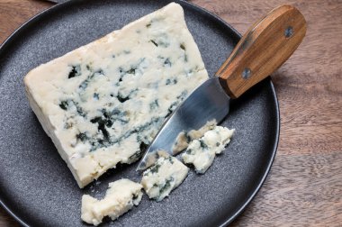 Peynir koleksiyonu, rokfor grotten of roquefort-sur-Soulzon, Fransa 'dan Fransız rokfor peyniri, kapatın.