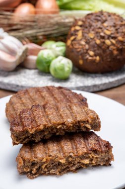 Izgara sağlıklı bitki tabanlı, etsiz vega burgerler yakın.