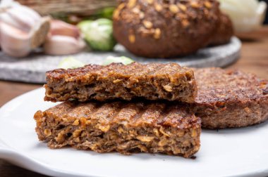 Izgara sağlıklı bitki tabanlı, etsiz vega burgerler yakın.