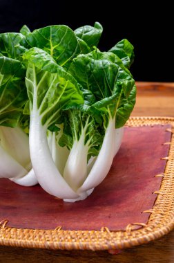 Genç organik beyaz bok choy veya bak choi Çin lahanası pişirmeye hazır