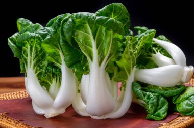 Genç organik beyaz bok choy veya bak choi Çin lahanası pişirmeye hazır