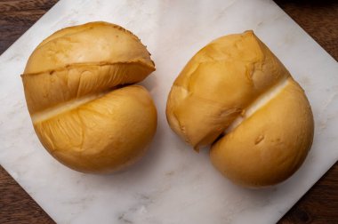 Peynir koleksiyonu, İtalyan sarısı füme caciocavallo veya Puglia peyniri.