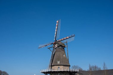 Hollanda 'nın Veldhoven, Kuzey Brabant, Hollanda' daki eski hububat değirmeni güneşli bir günde