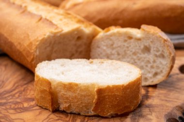 Fransız kahvaltısı için malzemeler, taze pişmiş çıtır ekmek, yakın çekim.