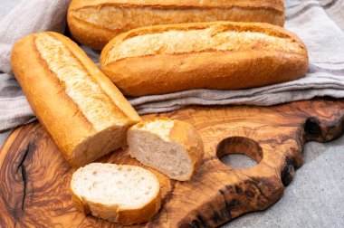 Fransız kahvaltısı için malzemeler, taze pişmiş çıtır ekmek, yakın çekim.