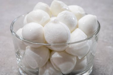 Peynir koleksiyonu, küçük yumuşak İtalyan mozzarella peyniri topları cam kasede Caprese salatası yapmaya hazır.